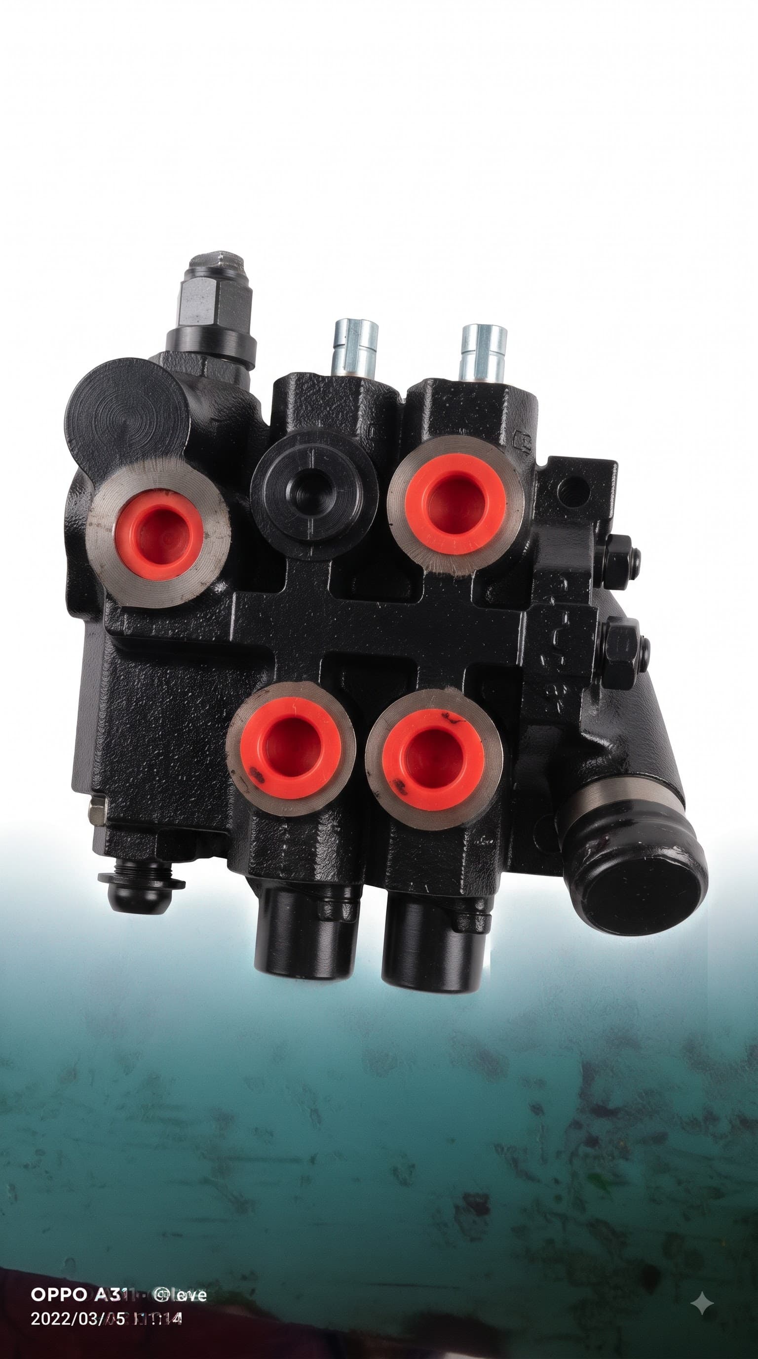 Hydraulic Control Valve — a multi-spool directional control valve with threaded working ports, used to route hydraulic oil to the lift and tilt circuits.